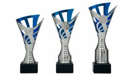 Trofee met kunststof cupje zilver-blauw Trofee met kunststof cupje zilver-blauw