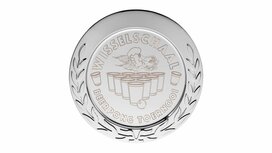 D204 - Zilverkleurige schaal met krans gegraveerd D204 - Zilverkleurige schaal met krans gegraveerd